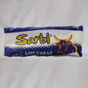 Sachet 100g de lait caillé nature sucré Sarbi fabriqué par Milkoa produits laitiers au Sénégal