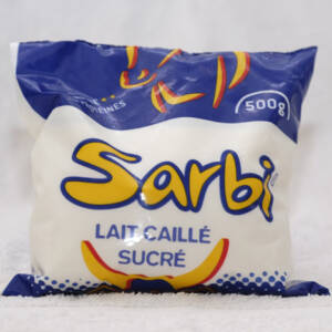 Sachet 500g de lait caillé nature sucré Sarbi fabriqué par Milkoa produits laitiers au Sénégal