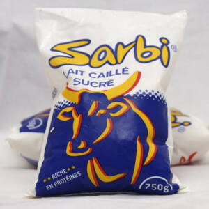 Sachet 750g de lait caillé nature sucré Sarbi fabriqué par Milkoa produits laitiers au Sénégal