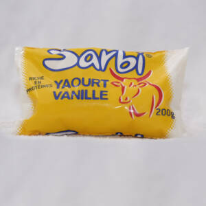 Sachet 200g de yaourt vanille Sarbi fabriqué par Milkoa produits laitiers au Sénégal